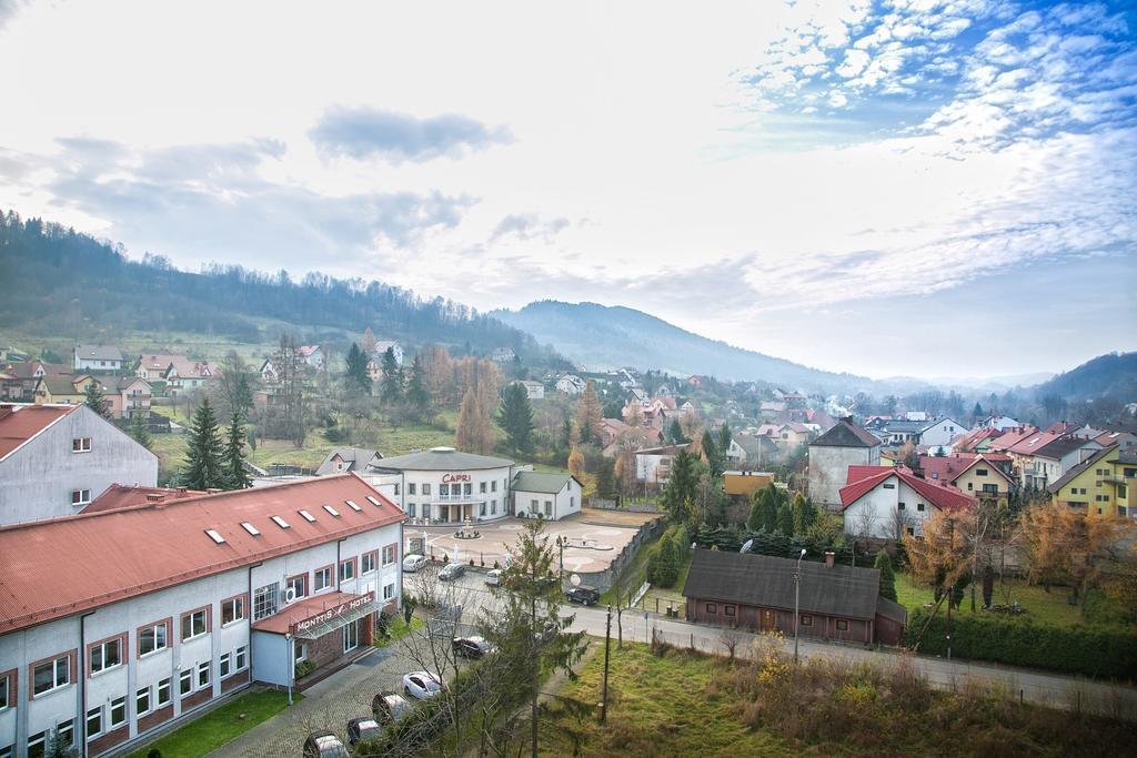 Hotel Monttis Sucha Beskidzka Bagian luar foto