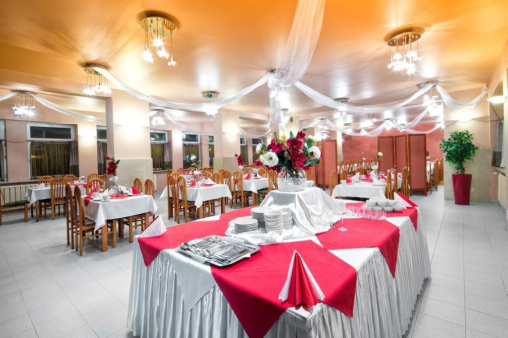 Hotel Monttis Sucha Beskidzka Bagian luar foto