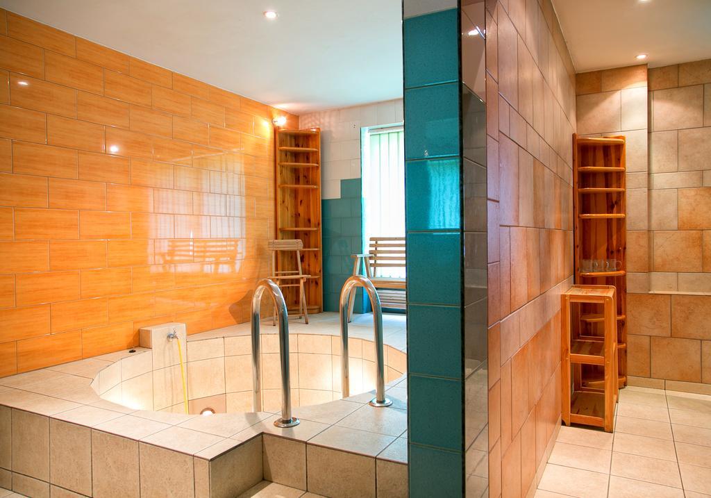 Hotel Monttis Sucha Beskidzka Bagian luar foto