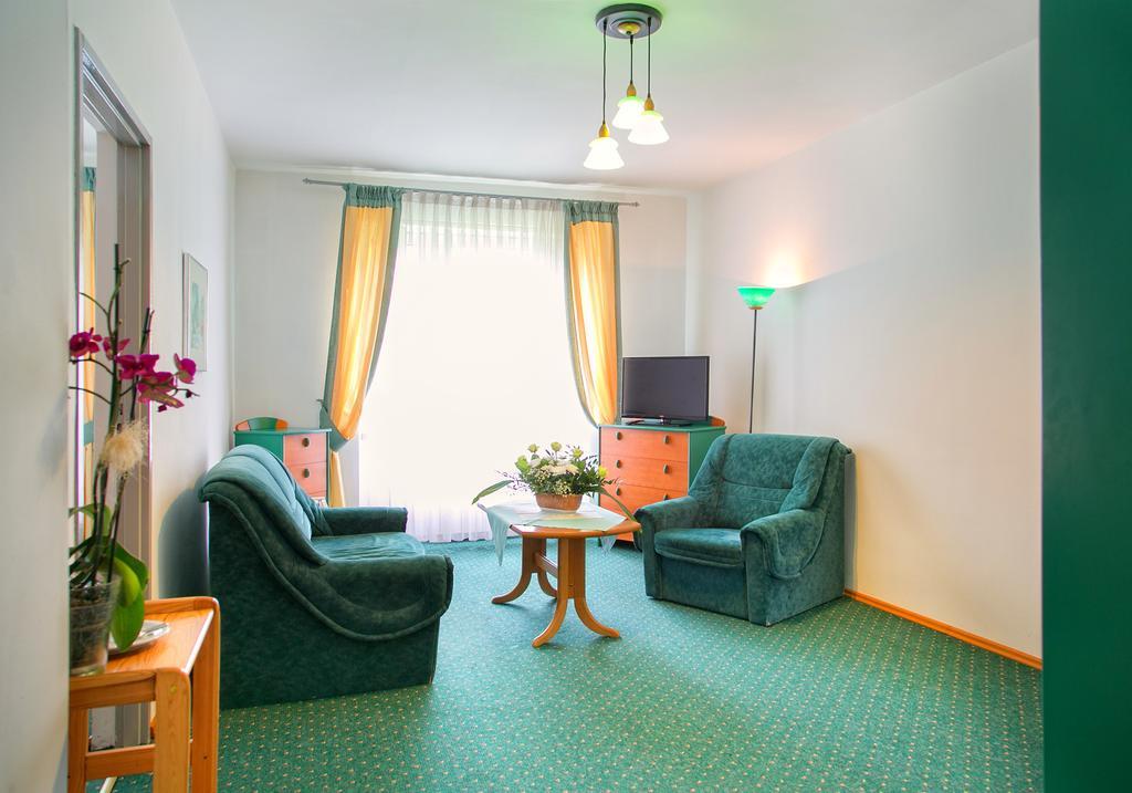 Hotel Monttis Sucha Beskidzka Bagian luar foto
