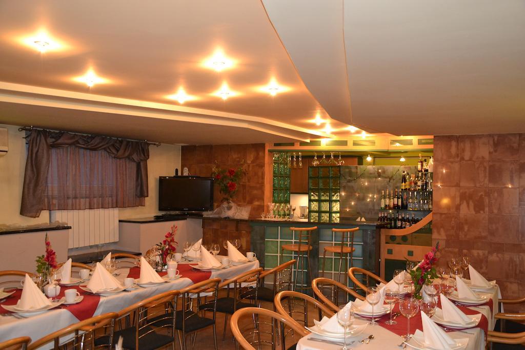 Hotel Monttis Sucha Beskidzka Bagian luar foto